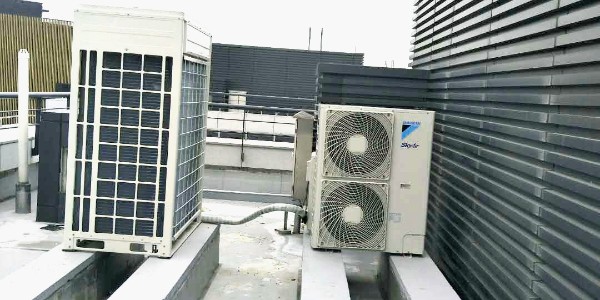 多個空調主機放到樓頂可以嗎？