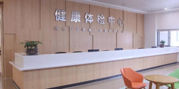 3）熟悉醫院建筑情況，根據建筑平面圖確定空調、通風安裝的位置，根據使用時間、潔污程度、特殊要求等，來劃分空調通風安裝，安裝配置要科學，不能過大不能過小，安裝要控制方便，對潔凈度有要求、嚴重污染房間應分別獨立自成一個安裝。 4）空調、通風安裝安裝，必須要遵循一個條件：潔、污獨立，避免出現交叉感染的情況。 5）醫院中央空調安裝回風口應該設置低、中效過濾器，新風安裝需根據室外空氣潔凈等級設置粗效過濾網、中效二級過濾器。