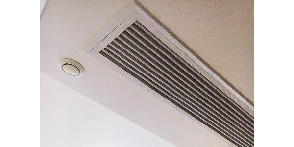 中央空調(diào)風(fēng)板上為什么會有水珠？